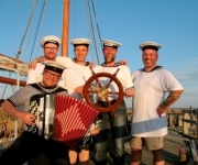 glad underholdning med dygtige musikere der kommer og spiller sømandsviser på fuld styrke. Altid harmonika og godt humør