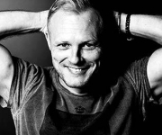 Jakob Sveistrup sanger og vinder af Dansk Melodi Grandprix med sange Tænder på dig