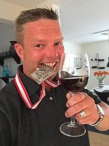 Lindy fra Rigtige Mænd tager guld-medaljen og rødvinen